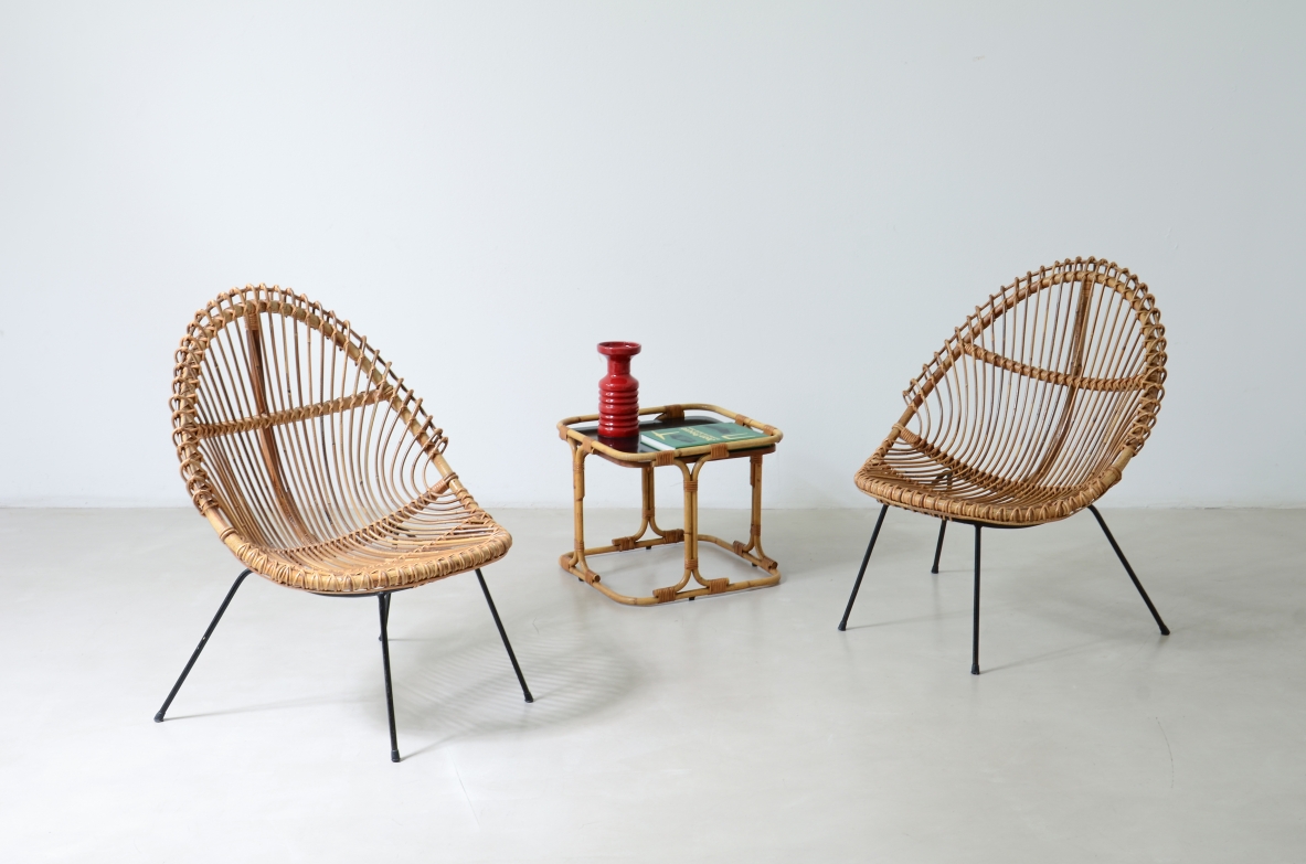 Coppia di poltroncine a uovo in rattan curvato con struttura in tondino di ferro, Italia anni '50.