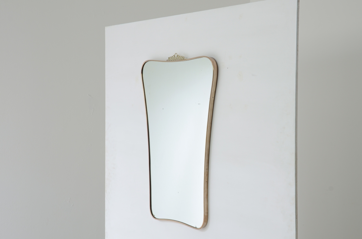 Elegant mirror with shaped brass frame. Attributed to Gio Ponti. Italian manufacture, 1950s.