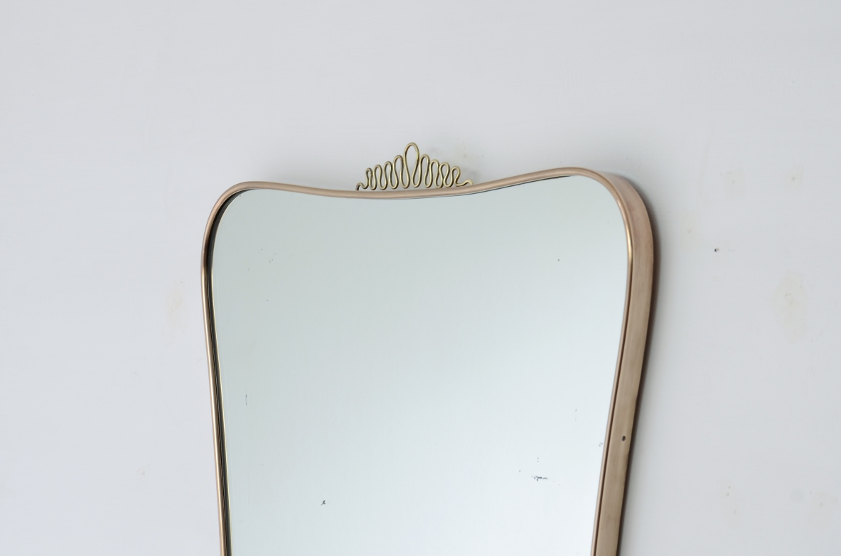 Elegant mirror with shaped brass frame. Attributed to Gio Ponti. Italian manufacture, 1950s.