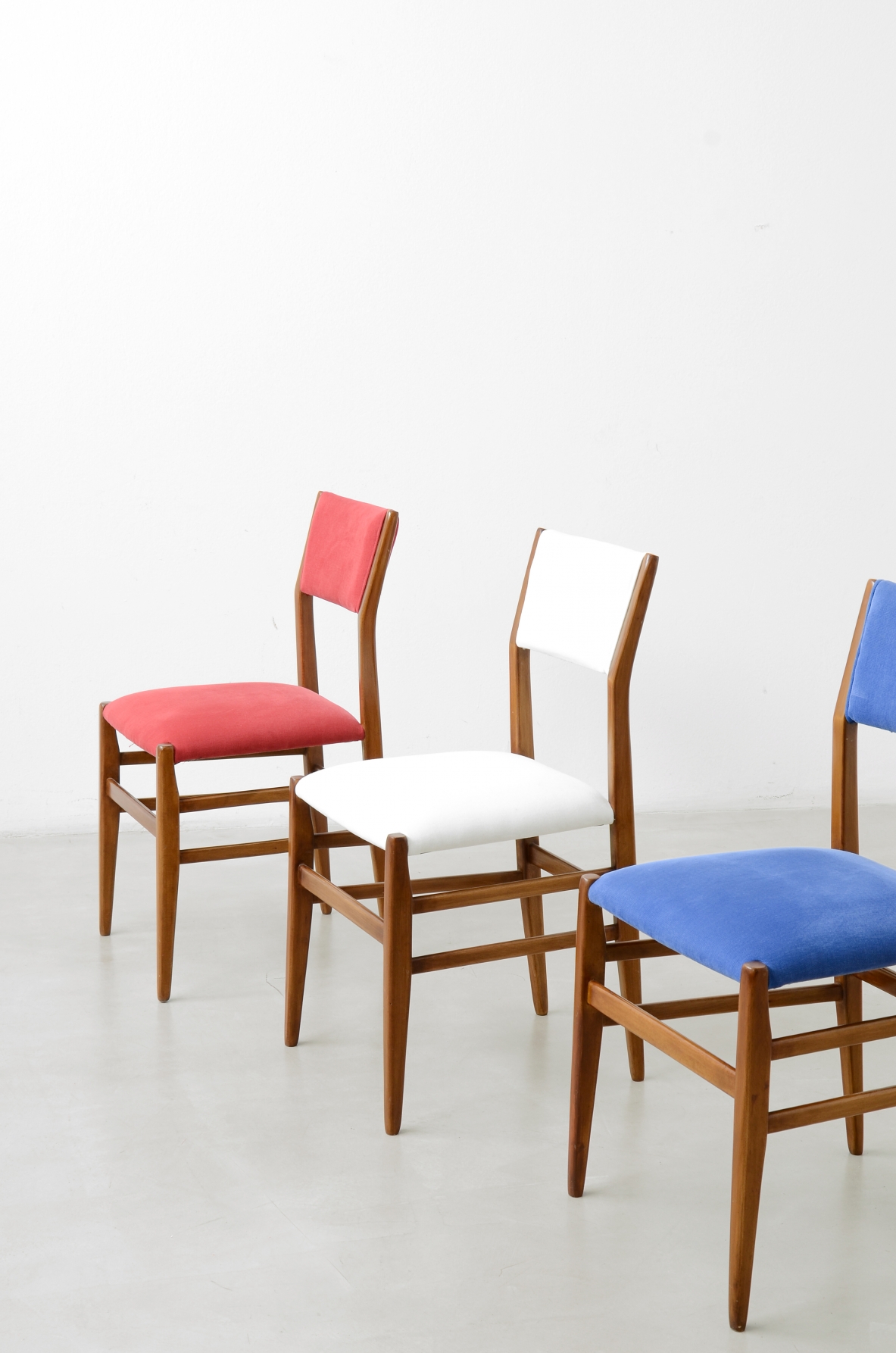 Gio Ponti  12 sedie modello leggera con schienale a giorno e seduta in tessuto imbottito 1950