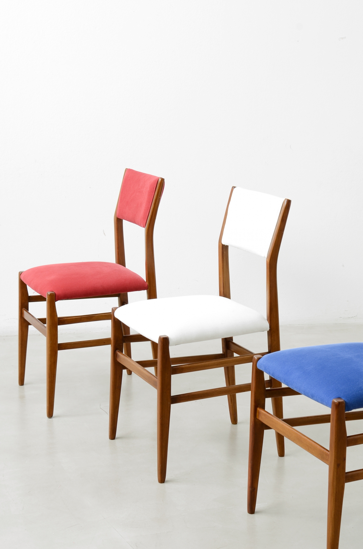 Gio Ponti  12 sedie modello leggera con schienale a giorno e seduta in tessuto imbottito 1950