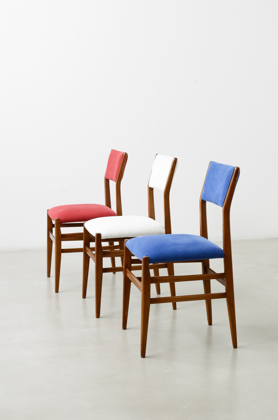 Gio Ponti  12 sedie modello leggera con schienale a giorno e seduta in tessuto imbottito 1950