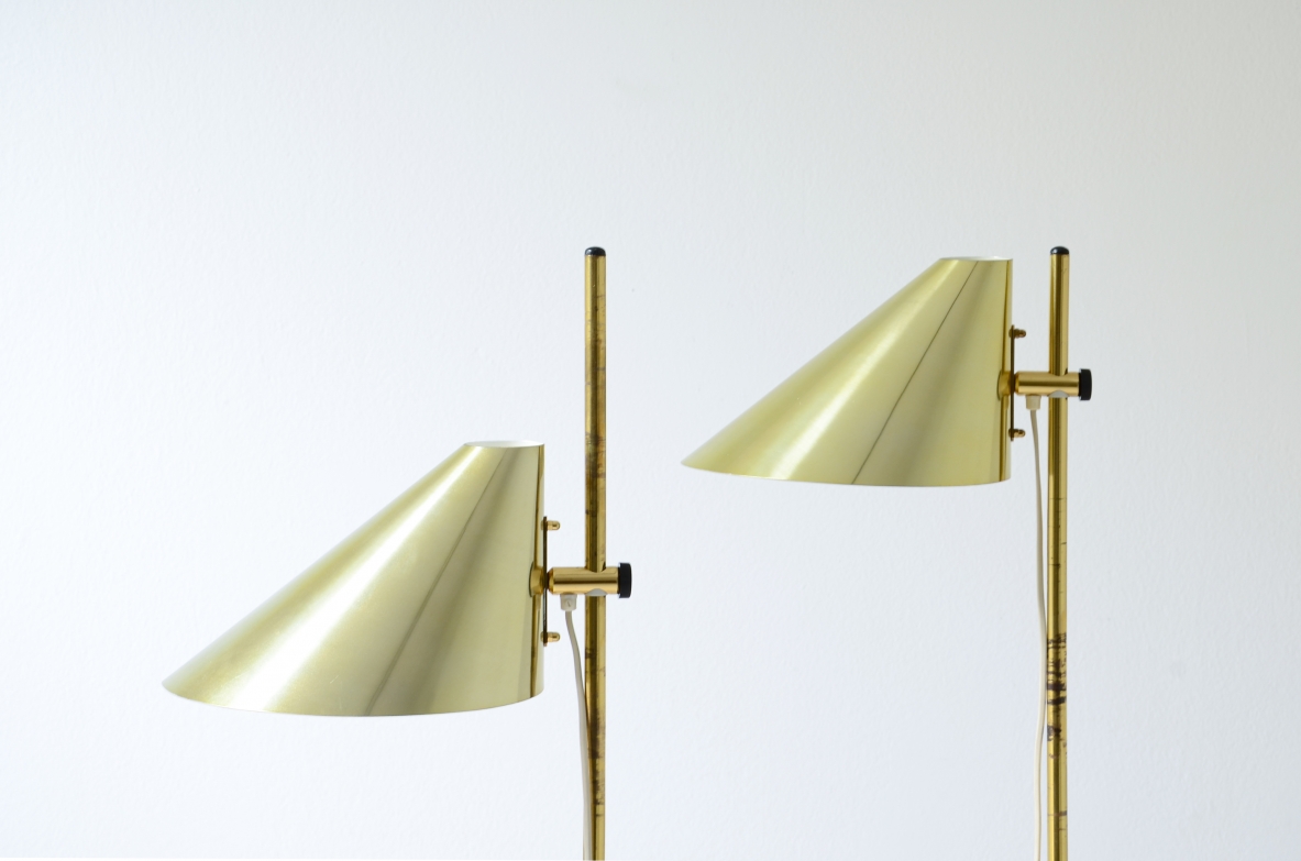 Hans Agne Jacobsson Due lampade da terra moderniste in ottone con base circolare, Svezia 1960