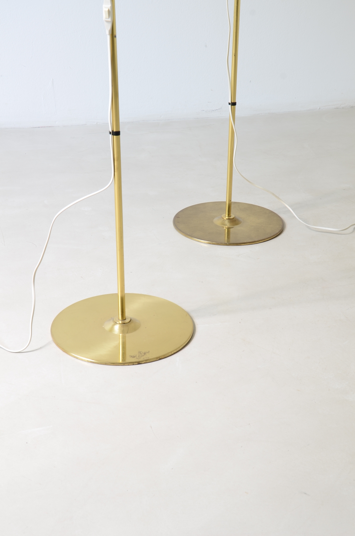 Hans Agne Jacobsson Due lampade da terra moderniste in ottone con base circolare, Svezia 1960
