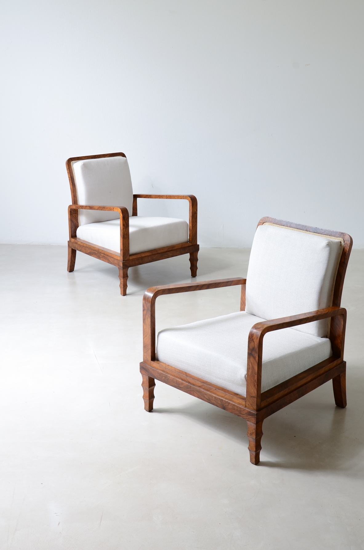 Coppia di eleganti poltrone in radica di noce. Manifattura italiana anni 30. Nello stile di Emilio Lancia/Gio Ponti