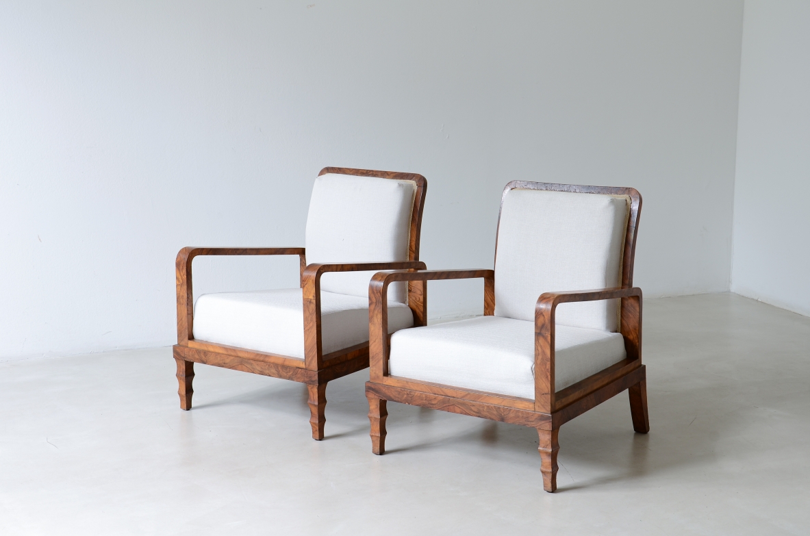 Coppia di eleganti poltrone in radica di noce. Manifattura italiana anni 30. Nello stile di Emilio Lancia/Gio Ponti