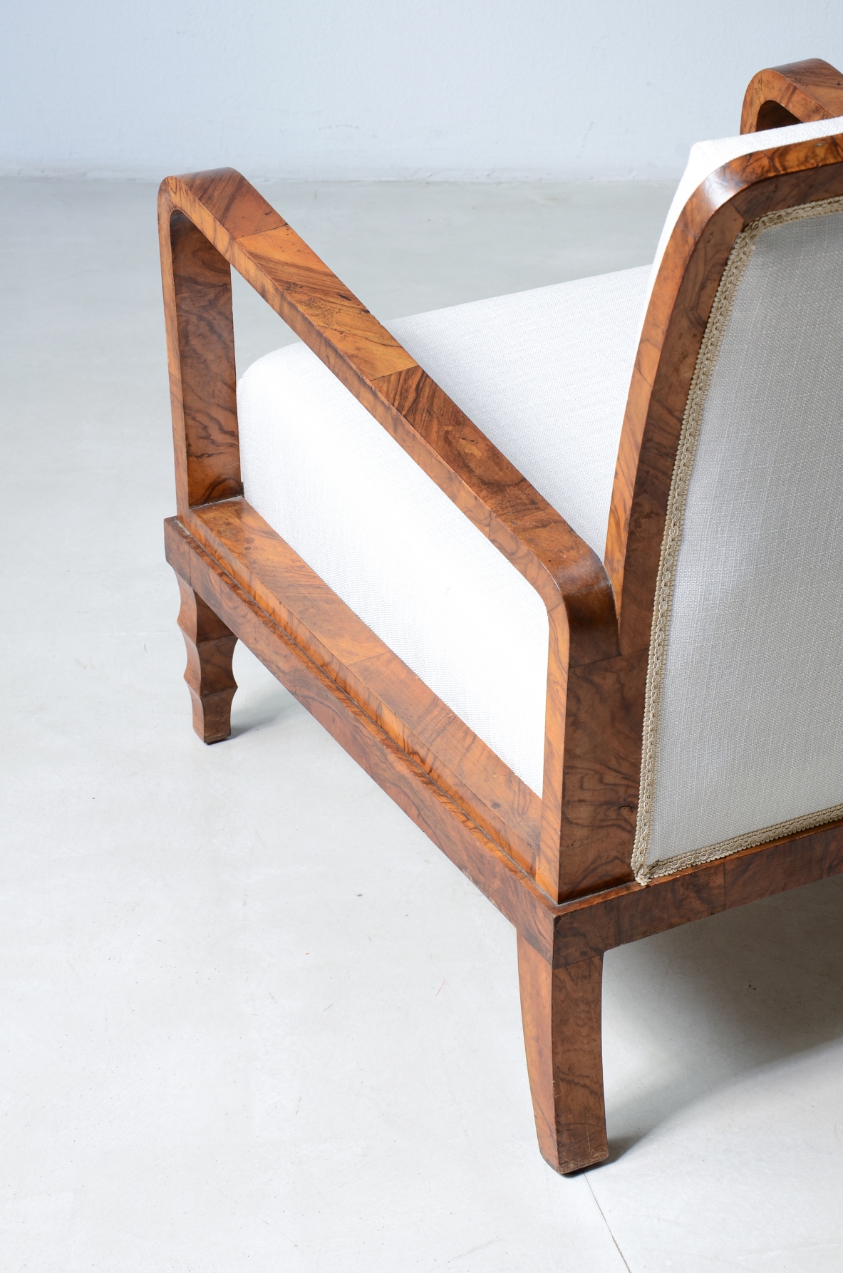 Coppia di eleganti poltrone in radica di noce. Manifattura italiana anni 30. Nello stile di Emilio Lancia/Gio Ponti