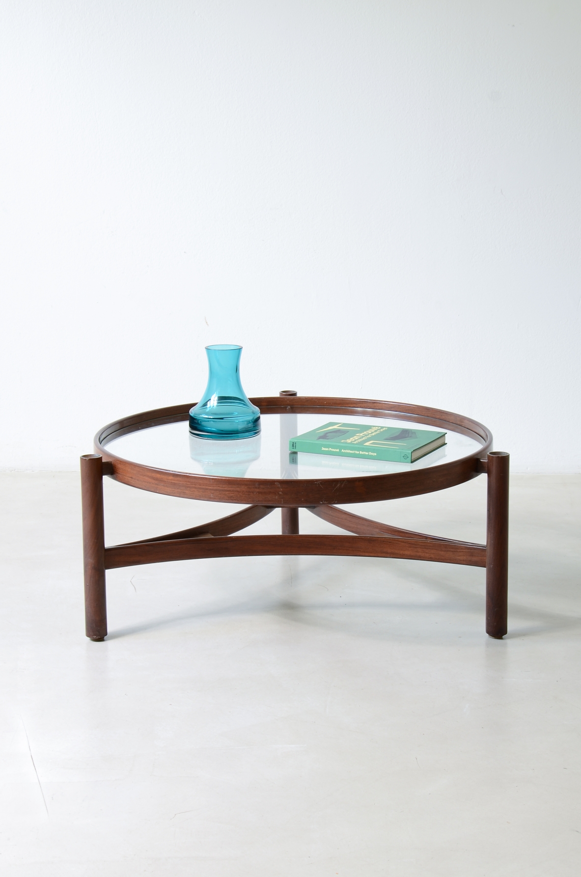 Gianfranco Frattini. Grande tavolino in legno curvato e piano in cristallo. Manifattura Cassina, 1965ca.