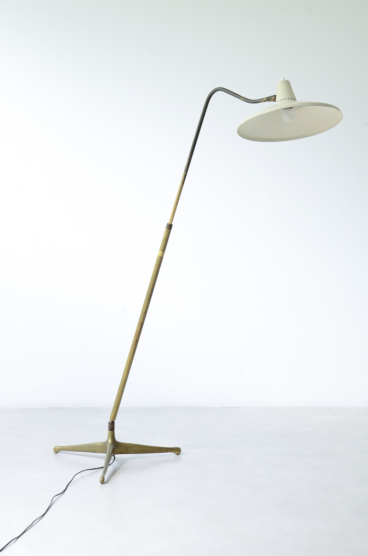 Giuseppe Ostuni  Brass floor lamp with painted metal diffuser. Oluce 1950's