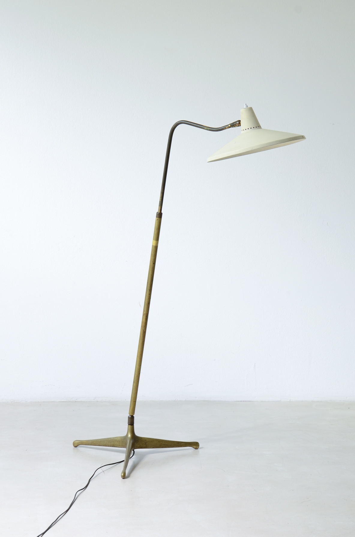 Giuseppe Ostuni  Brass floor lamp with painted metal diffuser. Oluce 1950's