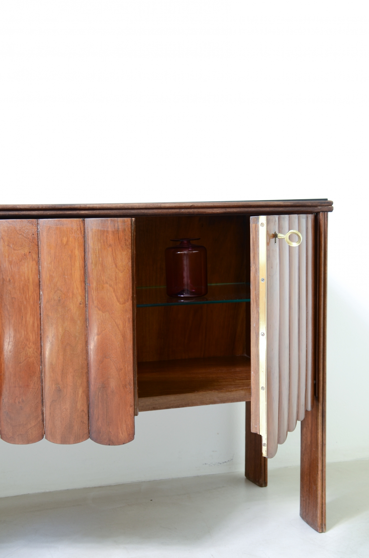 Guglielmo Ulrich. Rare four-door walnut cabinet with a wave motif. Arca manufacture, 1940s.