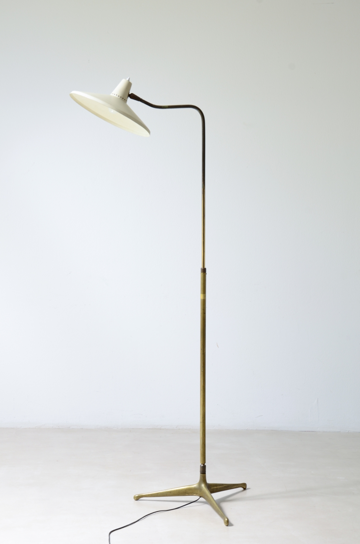 Giuseppe Ostuni  Brass floor lamp with painted metal diffuser. Oluce 1950's