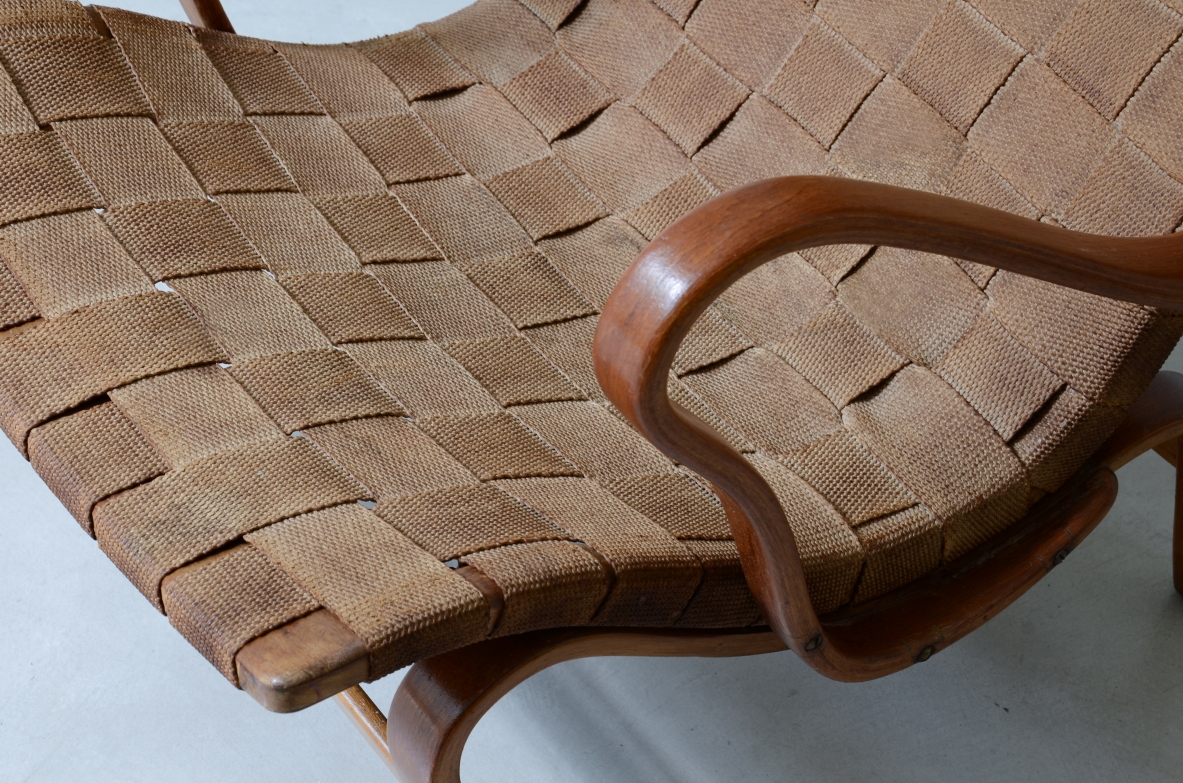 Bruno Mathsson, Poltrona modello Pernilla, in faggio curvato con seduta intrecciata. Manifattura svedese, 1944.