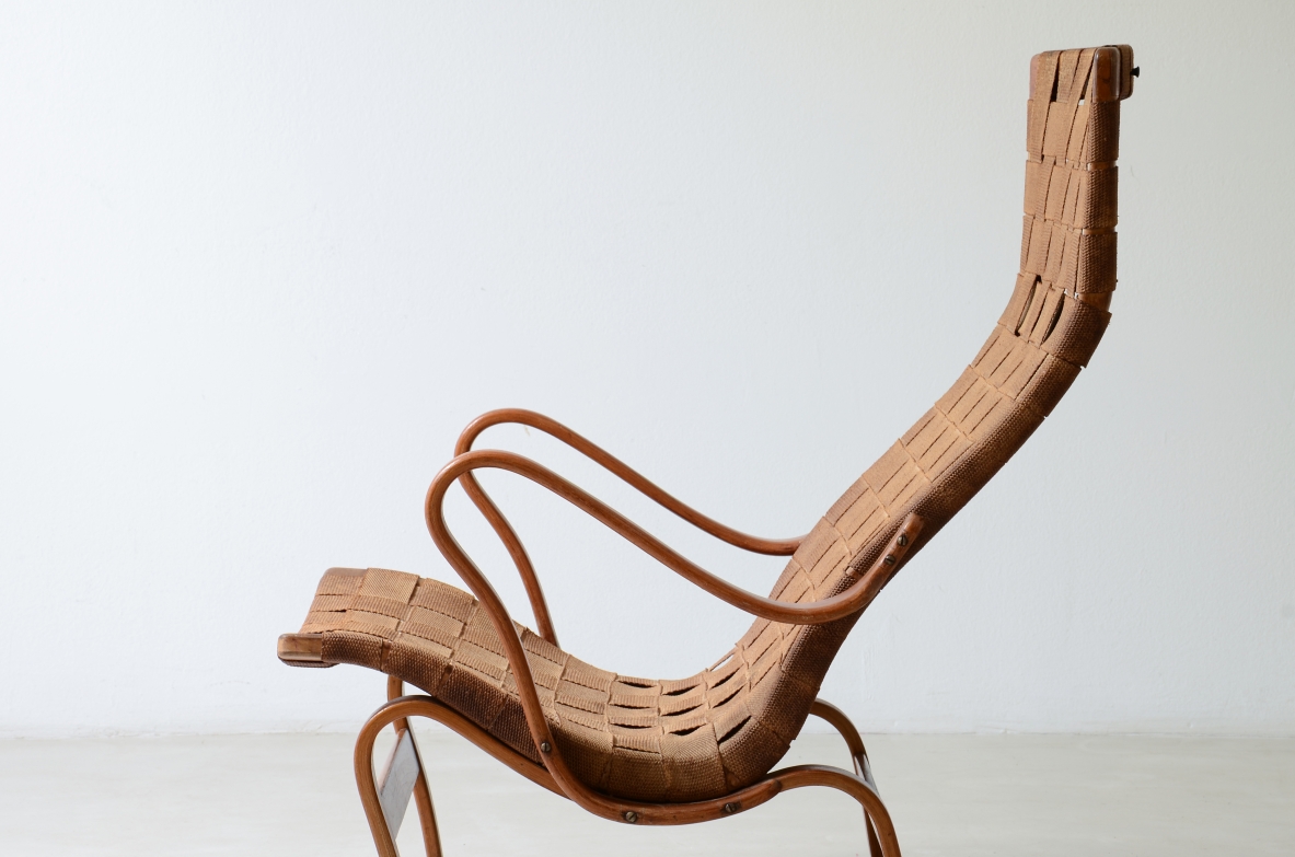 Bruno Mathsson, Poltrona modello Pernilla, in faggio curvato con seduta intrecciata. Manifattura svedese, 1944.