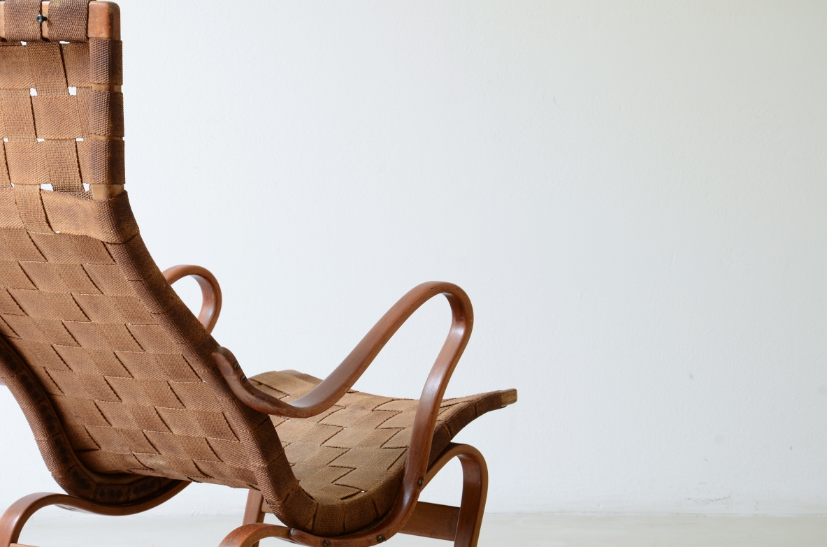 Bruno Mathsson, Poltrona modello Pernilla, in faggio curvato con seduta intrecciata. Manifattura svedese, 1944.