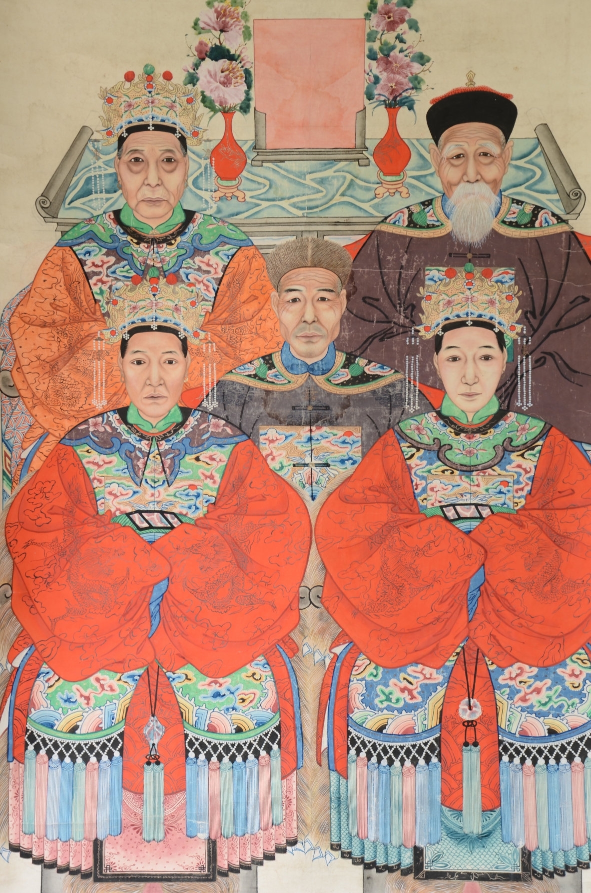 Large portrait of a Chinese aristocratic family. Tempera and pigments on paper, China, second half of the 19th century.