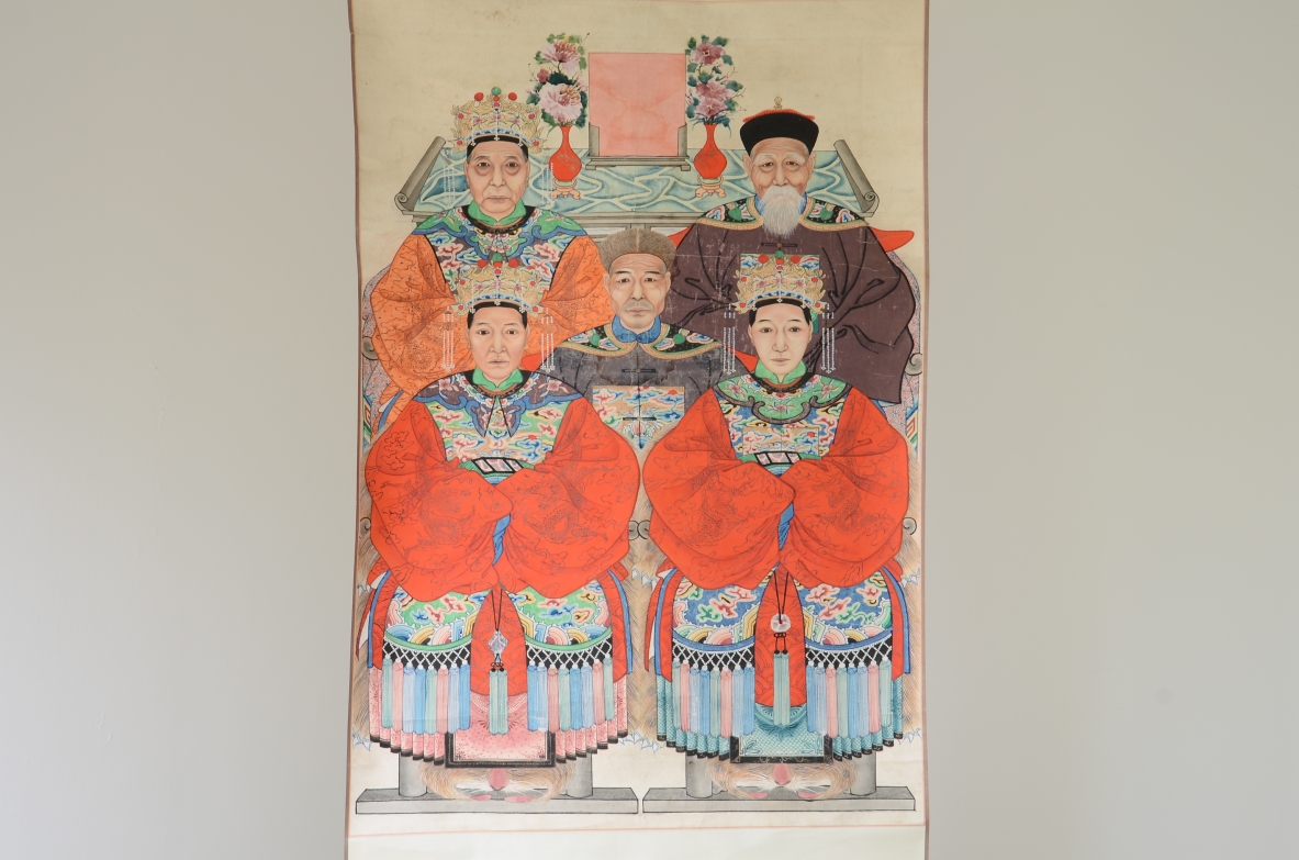 Large portrait of a Chinese aristocratic family. Tempera and pigments on paper, China, second half of the 19th century.