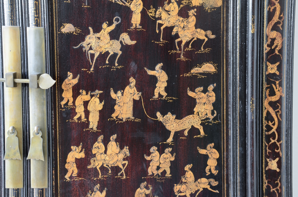 important pair of cabinets dating back to the Qing Dynasty (19th century).