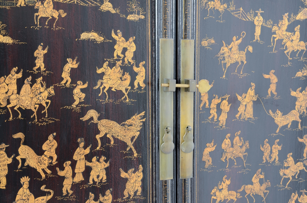 important pair of cabinets dating back to the Qing Dynasty (19th century).