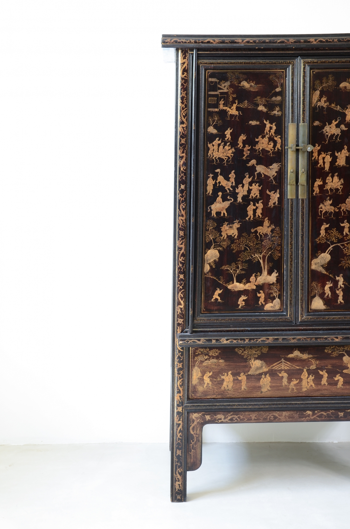 important pair of cabinets dating back to the Qing Dynasty (19th century).