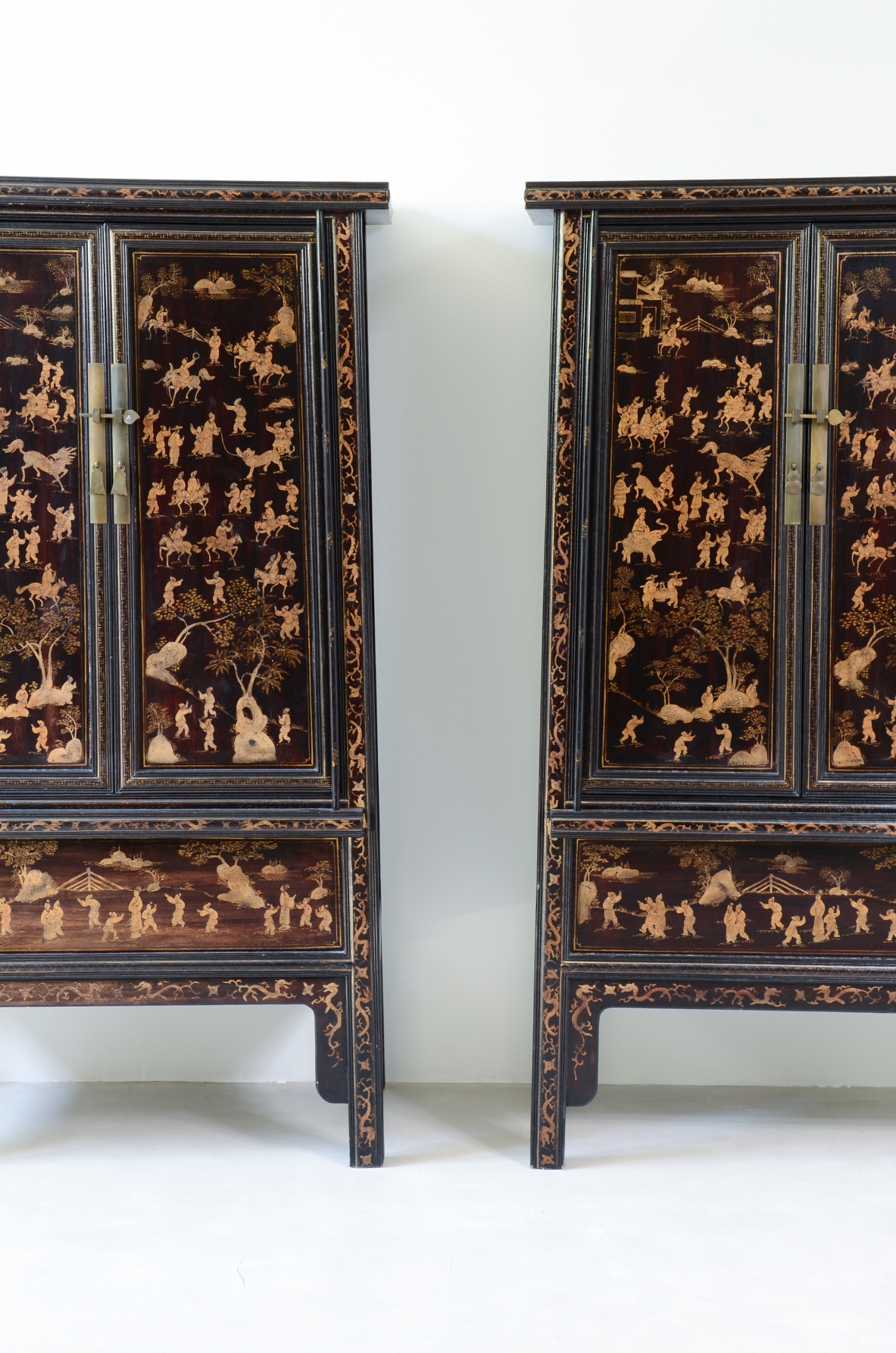important pair of cabinets dating back to the Qing Dynasty (19th century).