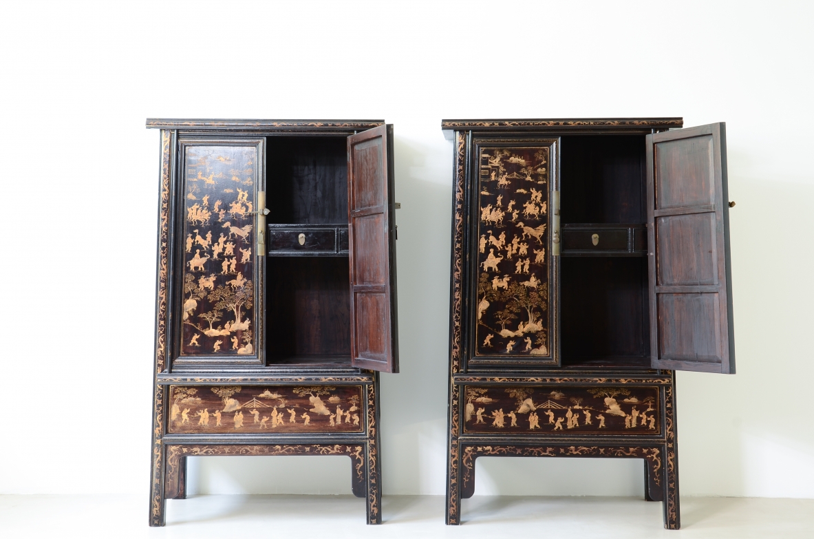 important pair of cabinets dating back to the Qing Dynasty (19th century).
