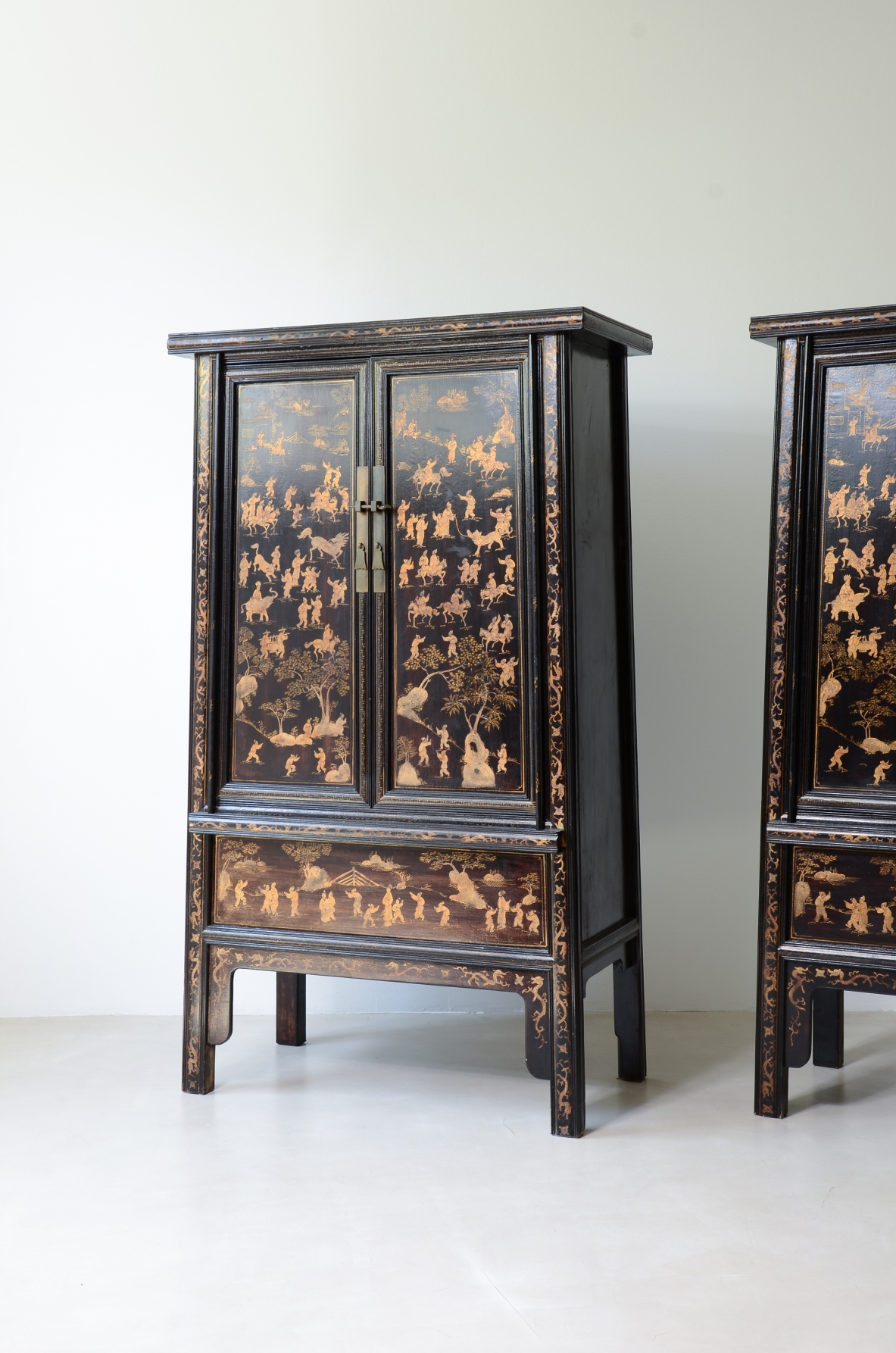 important pair of cabinets dating back to the Qing Dynasty (19th century).