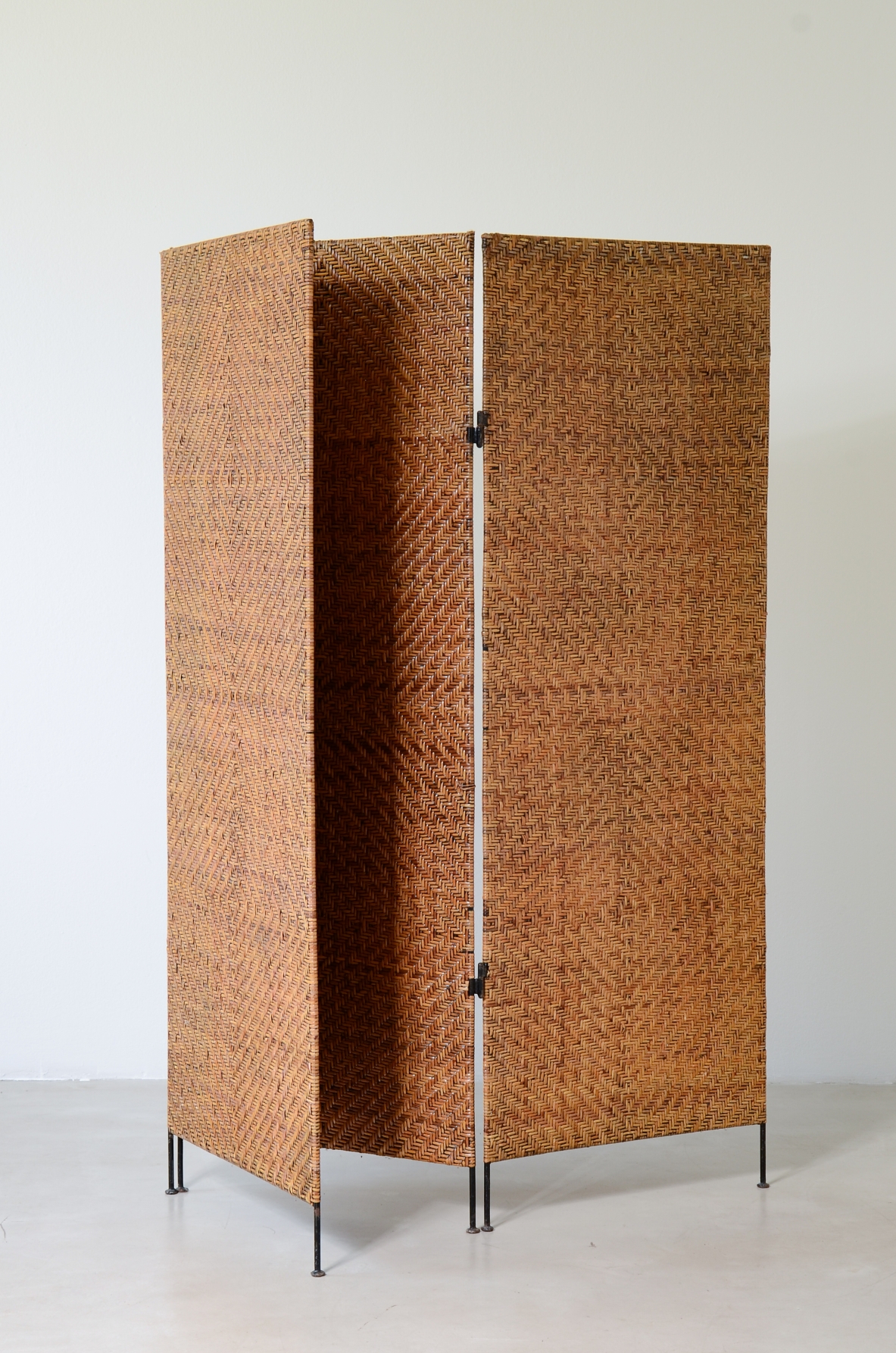 Paravento a tre ante in rafia intrecciata Manifattura francese, 1960ca.