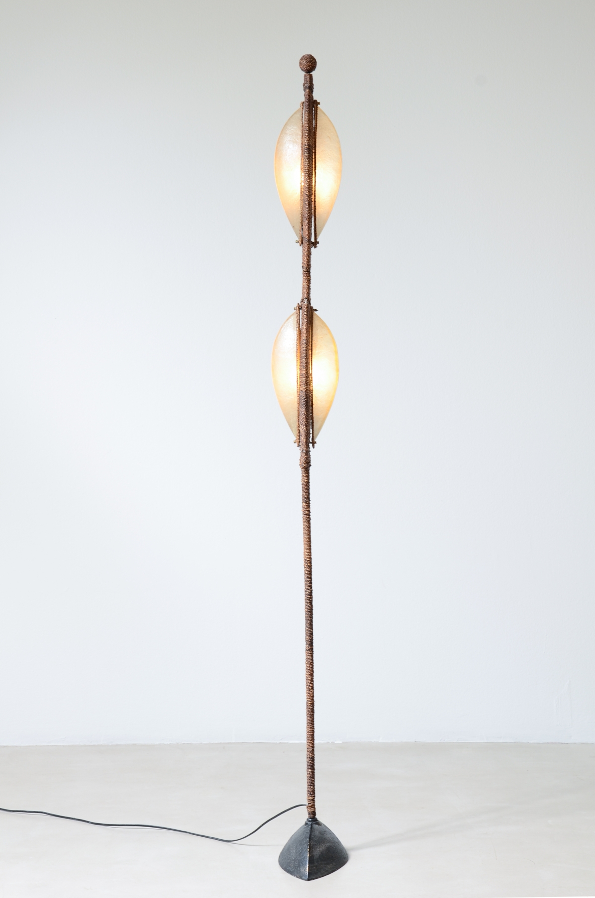 Rare rope-covered bronze floor lamp French manufacture, circa 1960s.