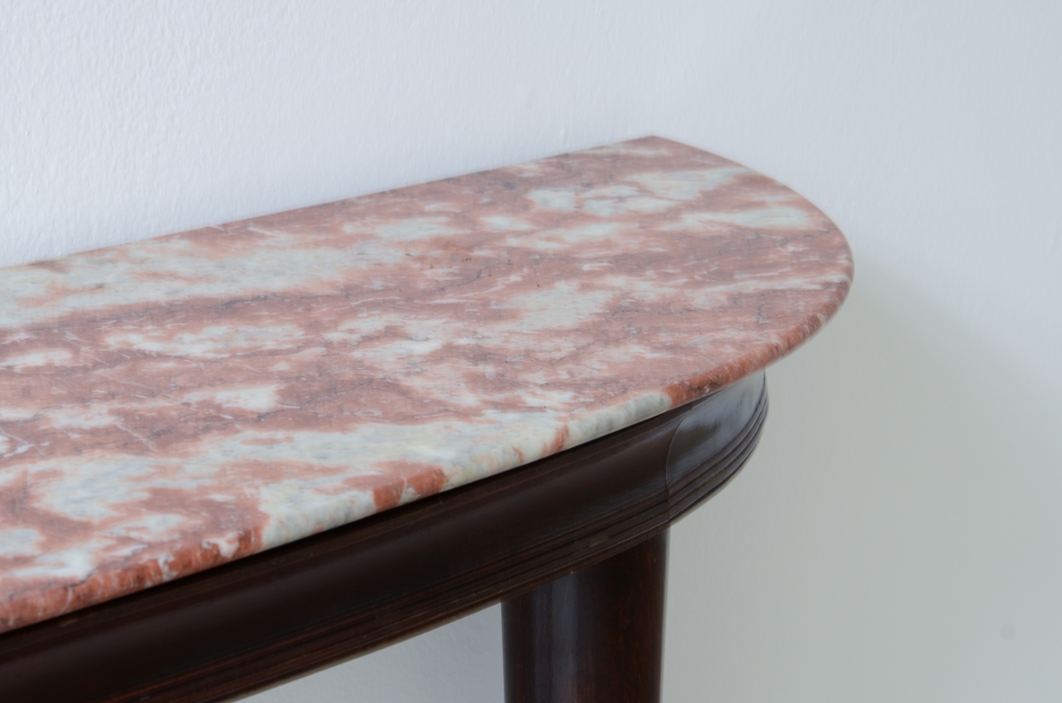Elegante console in mogano con piano in marmo e puntali in ottone. Paolo Buffa 1940