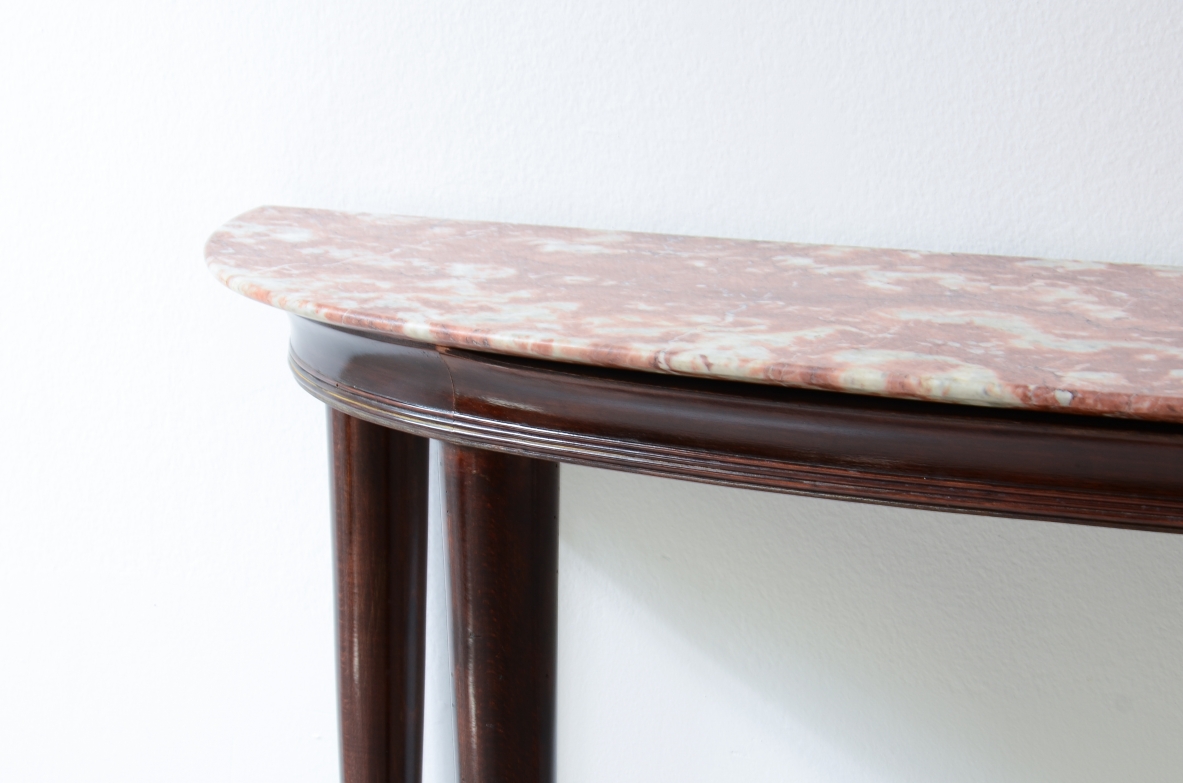 Elegante console in mogano con piano in marmo e puntali in ottone. Paolo Buffa 1940
