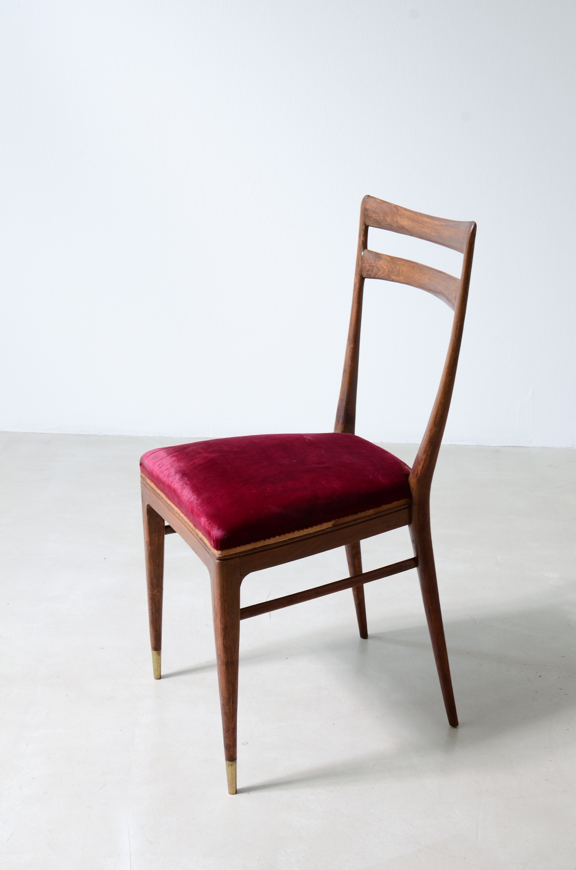 Guglielmo Ulrich Eight elegant turned walnut chairs, Manufactured by Arca Milano in the 1940s