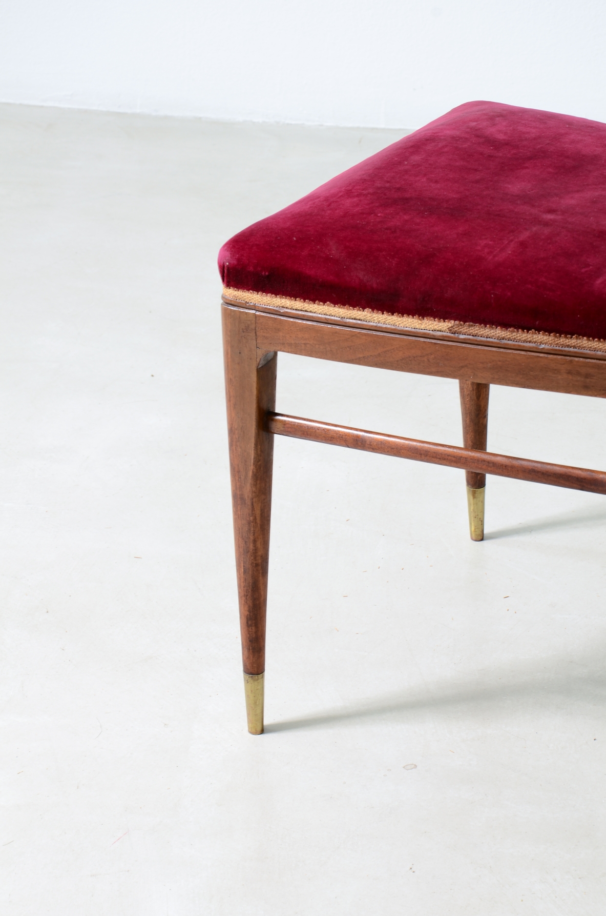 Guglielmo Ulrich Eight elegant turned walnut chairs, Manufactured by Arca Milano in the 1940s