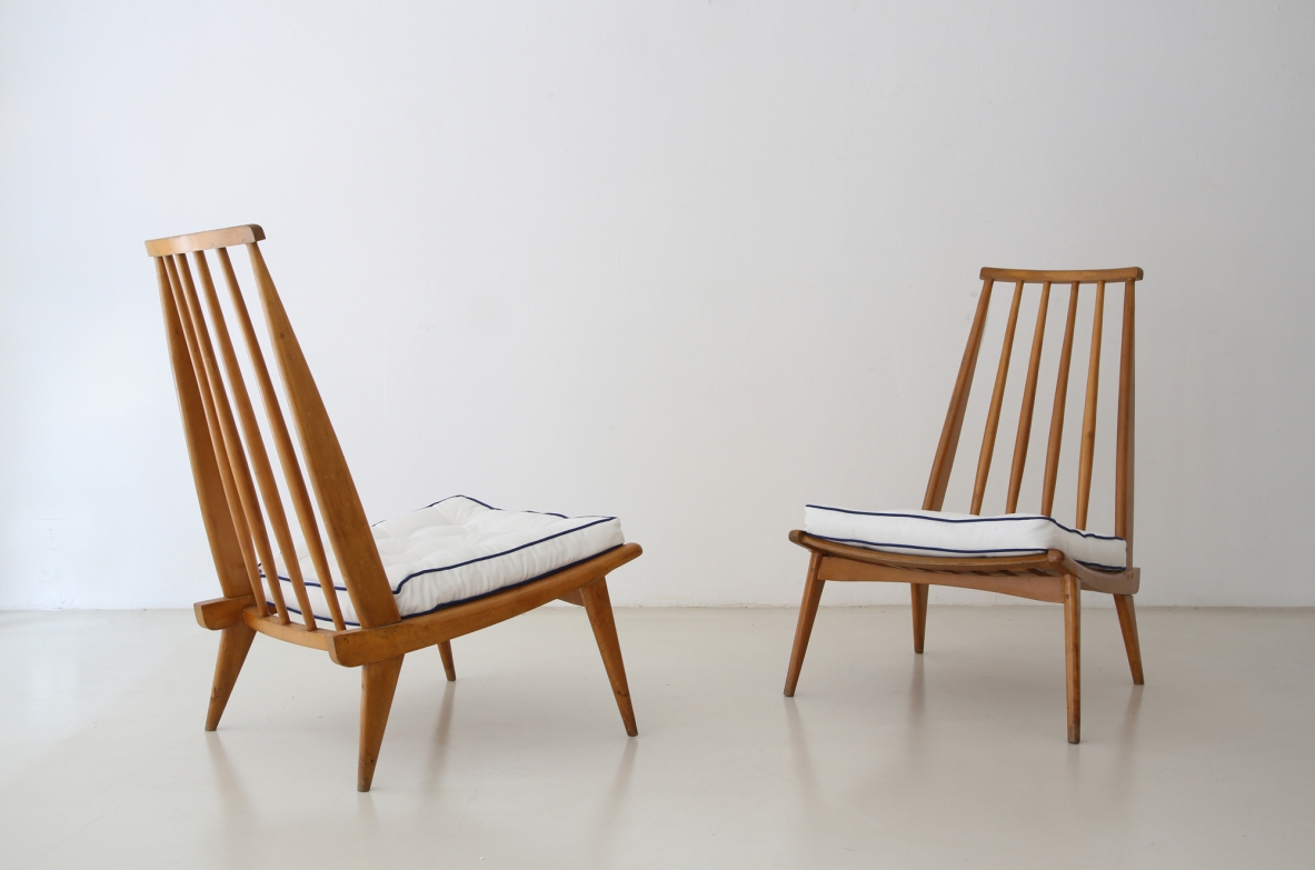 lmari Tapiovaara, pair of refined armchairs in light wood, Finland, 1950's.