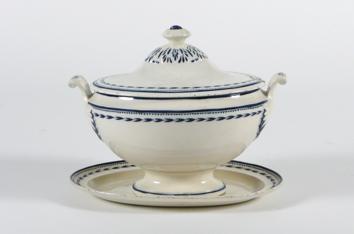 Elegante zuppiera in ceramica dipinta, Anversa 1900.