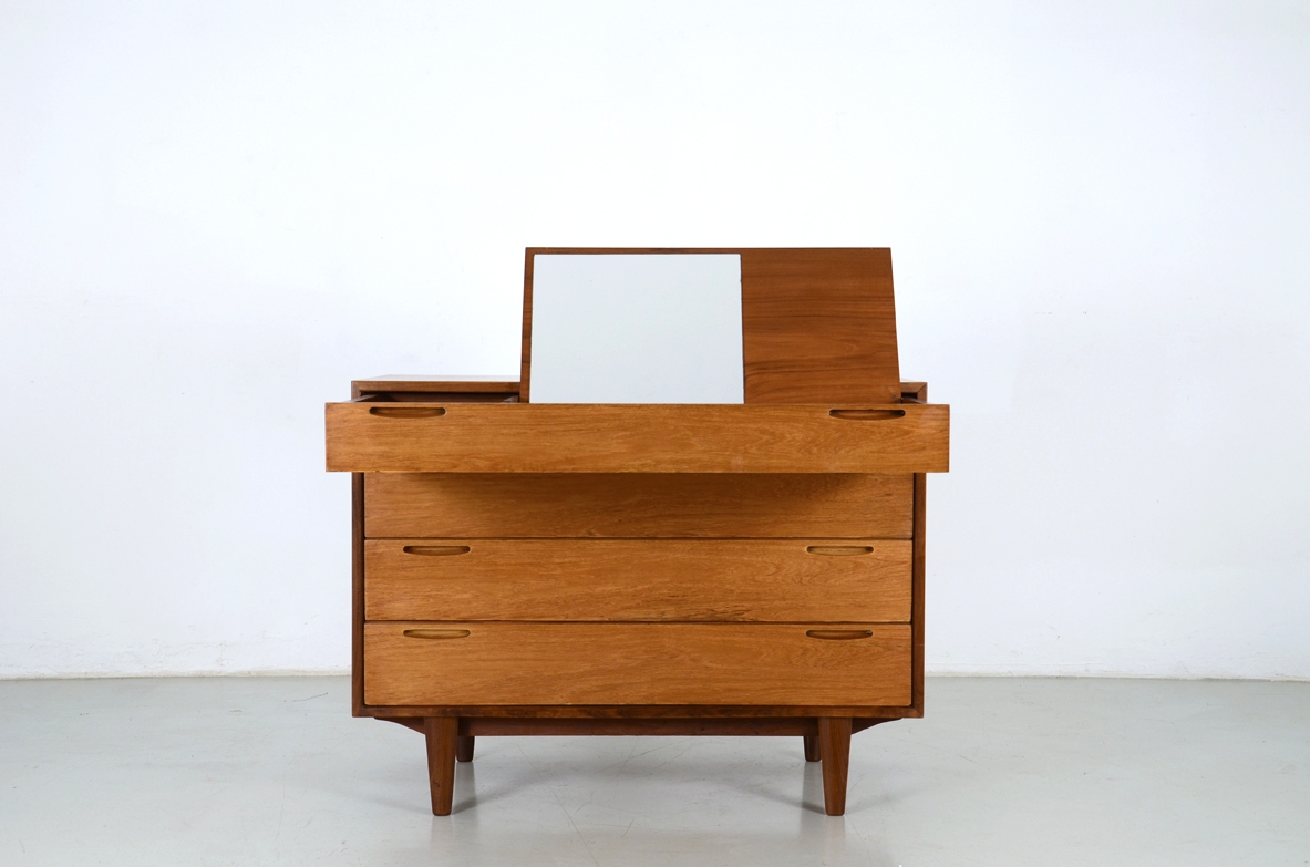 French 1950's chest of drawers in oak.