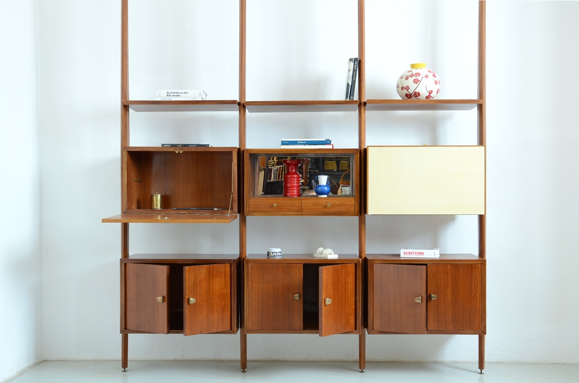 Bookcase in wood, lacquered wood and glass