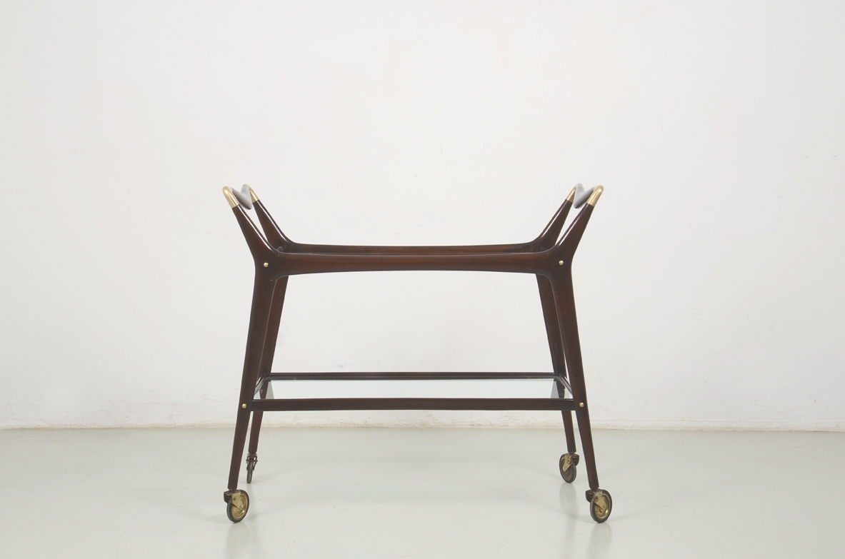 Ico Parisi, elegante carrello in mogano con dettagli in ottone, due ripiani in vetro, 1950ca. Bibl.Ico Parisi, catalogo ragionato.