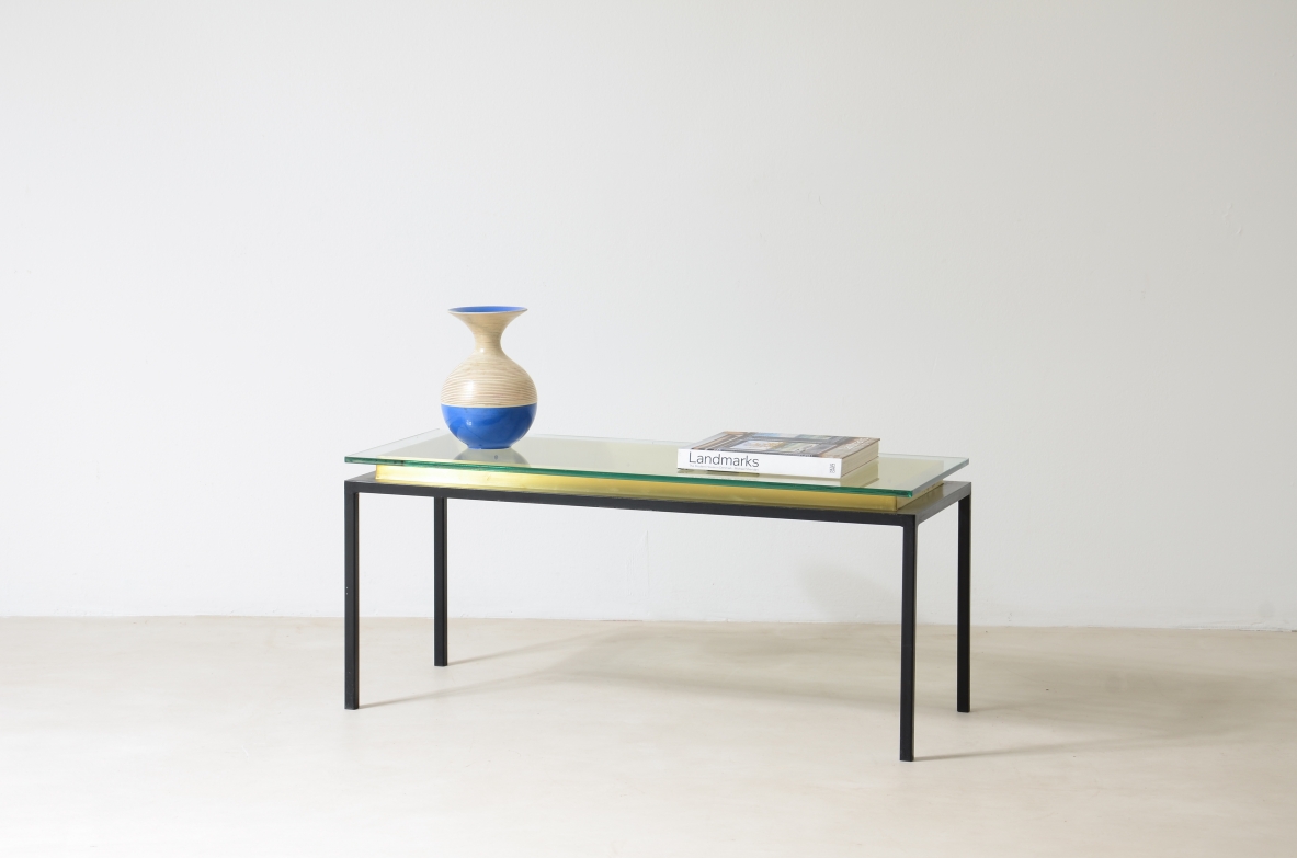 Tavolino basso con struttura in metallo, piano in cristallo e cornice di ottone