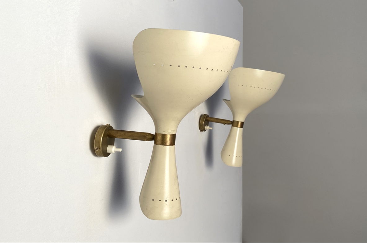 Pair of wall lights in white lacquered metal and detail made of brass.  Prod. Lumen 1955.