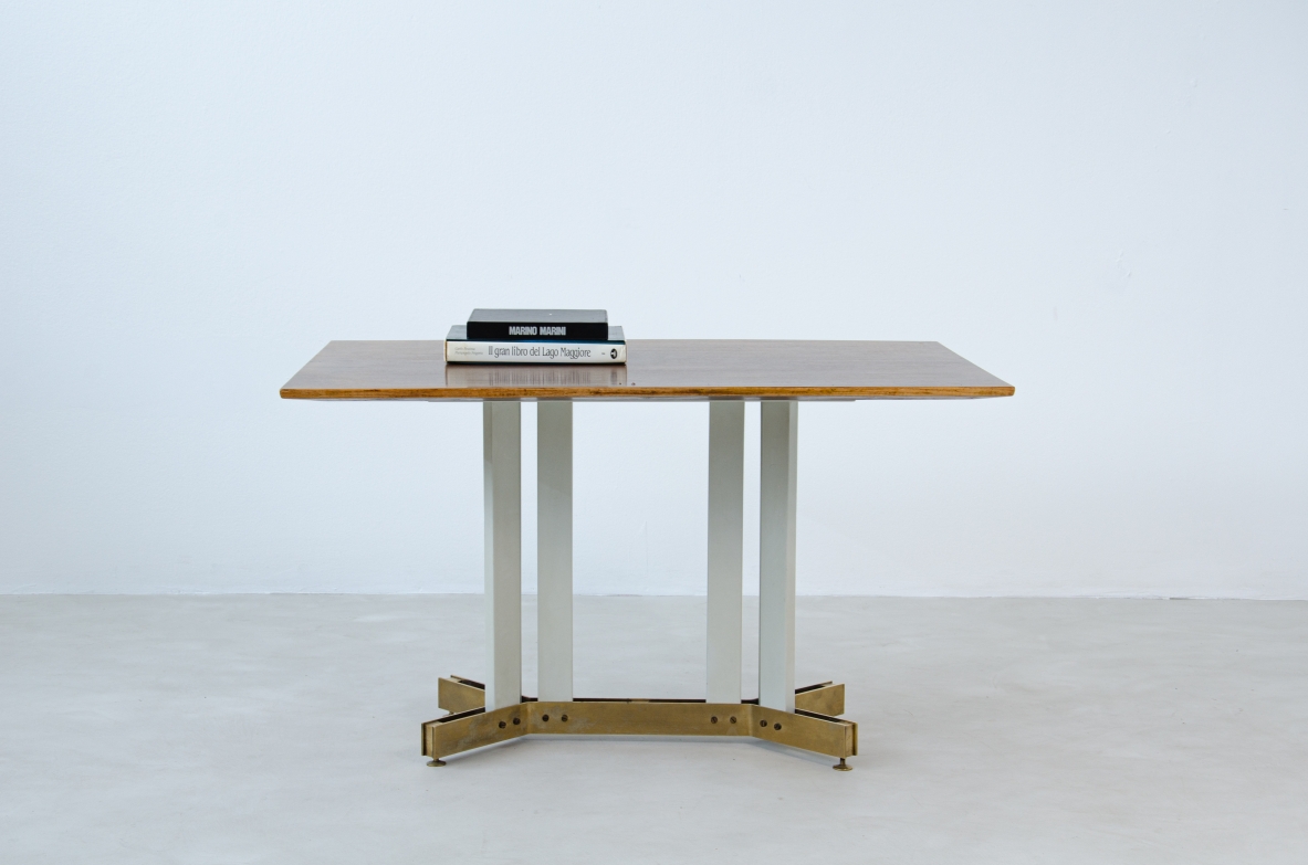 Tavolo da centro/scrittoio nello stile di Ignazio Gardella. Piano in legno e cristallo molato, struttura in ottone e piedini regolabili. Italia, 1950ca.