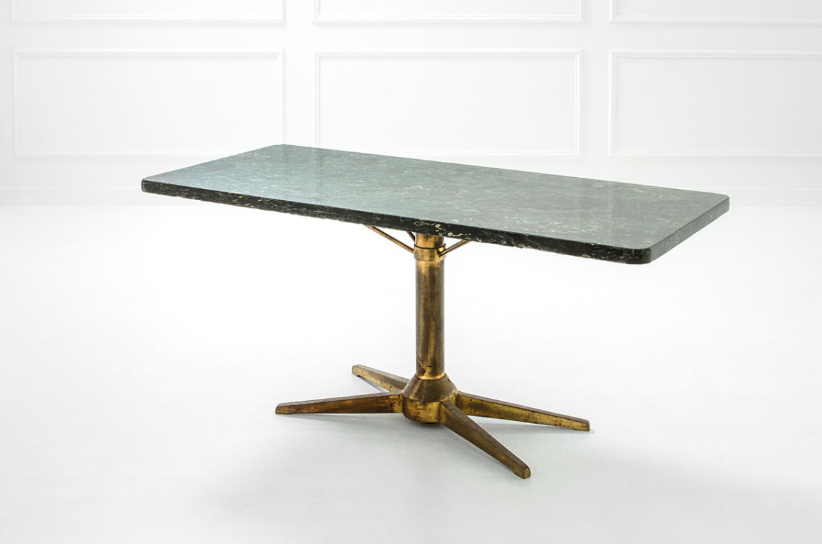 L. Caccia Dominioni, grande tavolo/console con basamento a quattro razze in fusione di ottone, struttura in ottone e piano in marmo verde Alpi.  Prod. Azucena 1950.