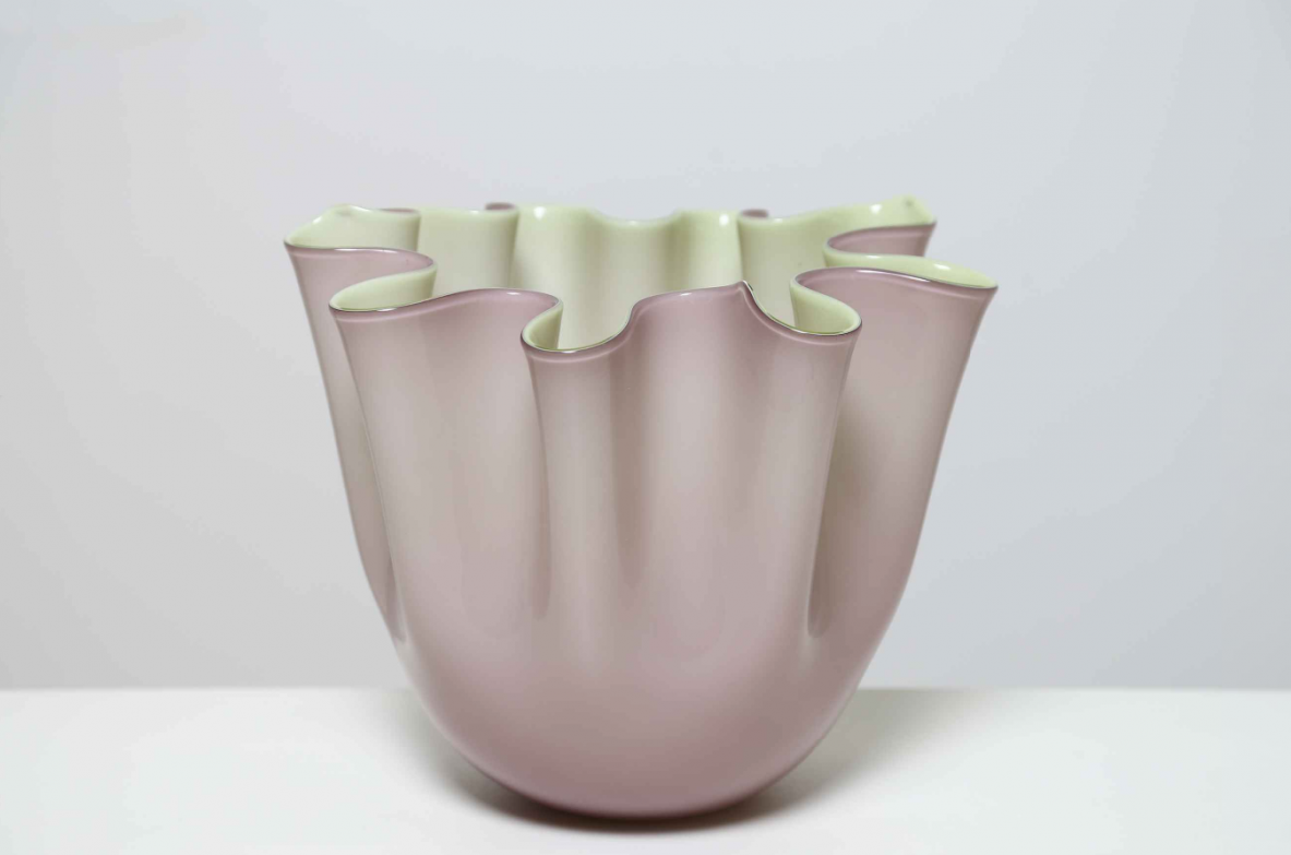 Manifattura Murano, vaso a fazzoletto in vetro incamiciato.