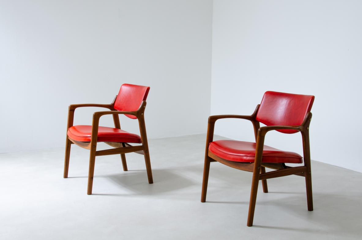Coppia di poltroncine in tek con seduta e schienale rivestiti in pelle rossa Danimarca, 1950ca.
