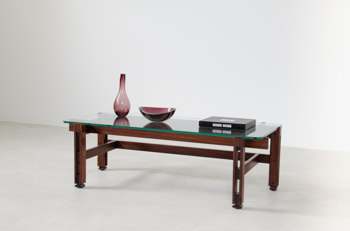 Ico Parisi, tavolino con struttura asimmetrica in palissandro e piano in cristallo di grande spessore, prod. Cassina, 1962.