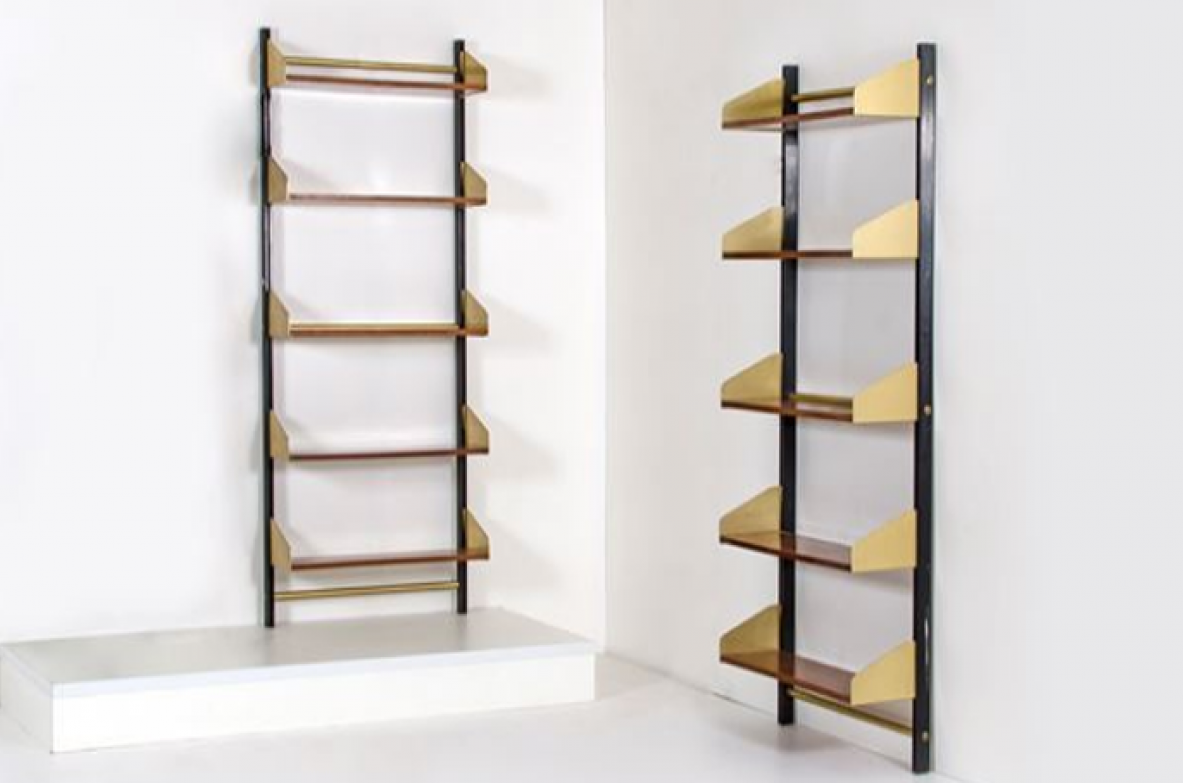 1950s wall bookcase in lacquered metal with height-adjustable shelves in wood and brass, 1950's.