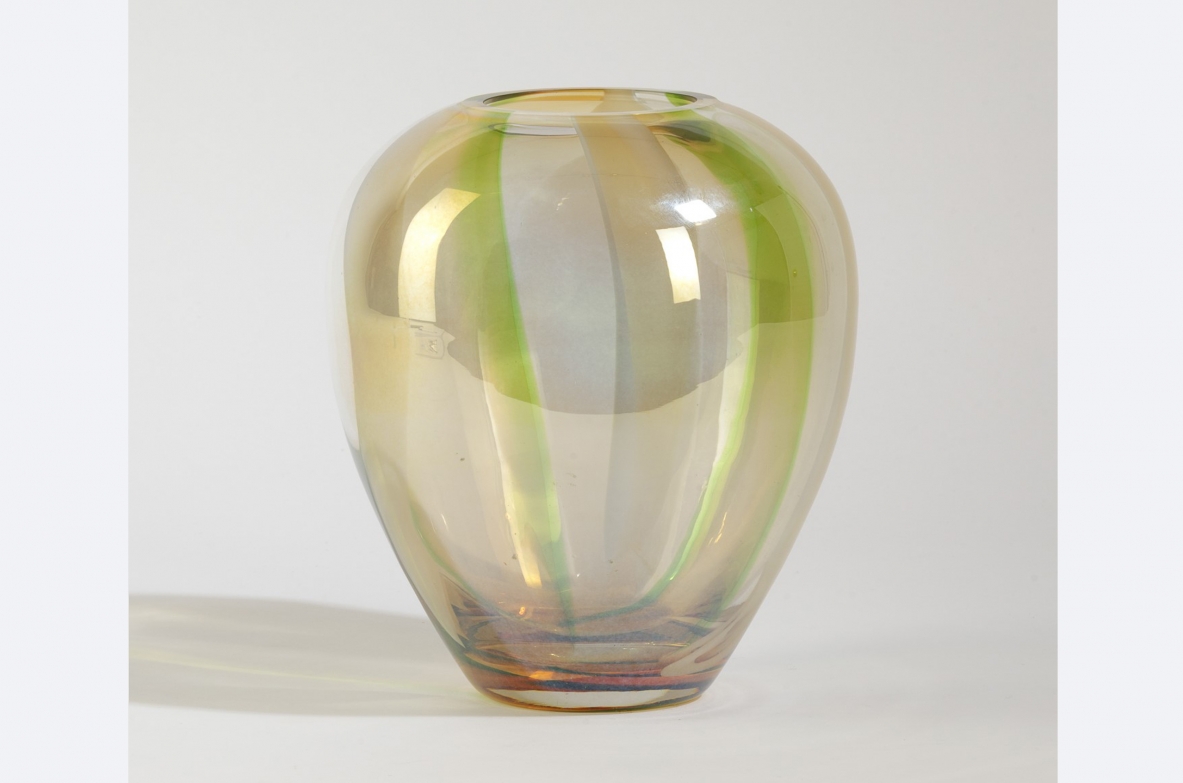 Murano, XX secolo, vaso a uovo in vetro iridato con decoro di canne policrome.