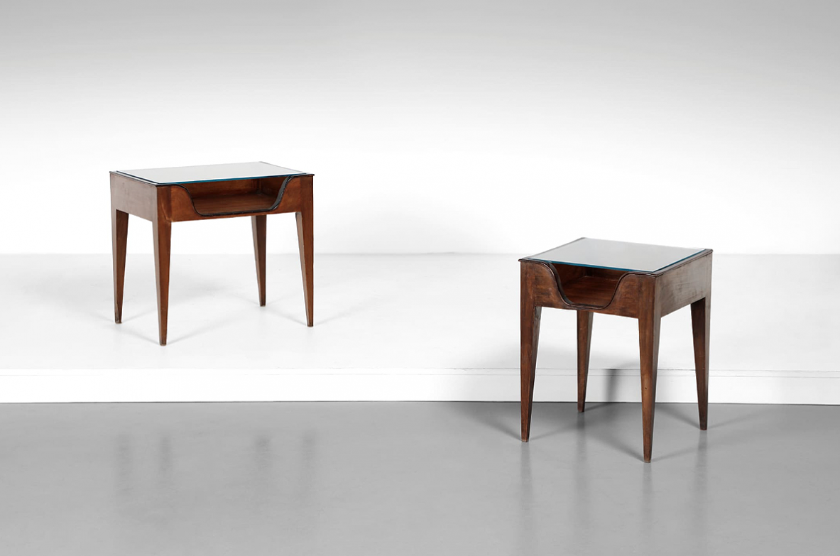 Gio Ponti attr. Coppia di comodini in noce con gambe tronco piramidali e piano in cristallo molato, 1950ca.