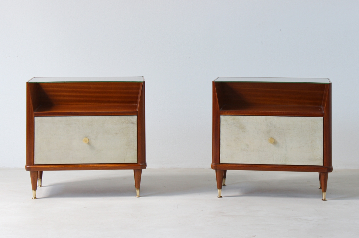 Paolo Buffa, coppia di comodini di bella qualità con piano in cristallo e puntali in ottone, un cassetto all'interno, 1950ca.