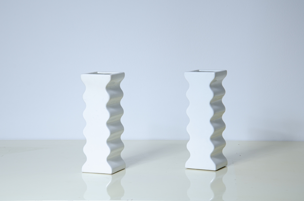 Ettore Sottsass, coppia di vasi della serie 'Onde' in maiolica bianca.  Prod. Società Ceramica Toscana per Il Sestante, Milano, 1969.